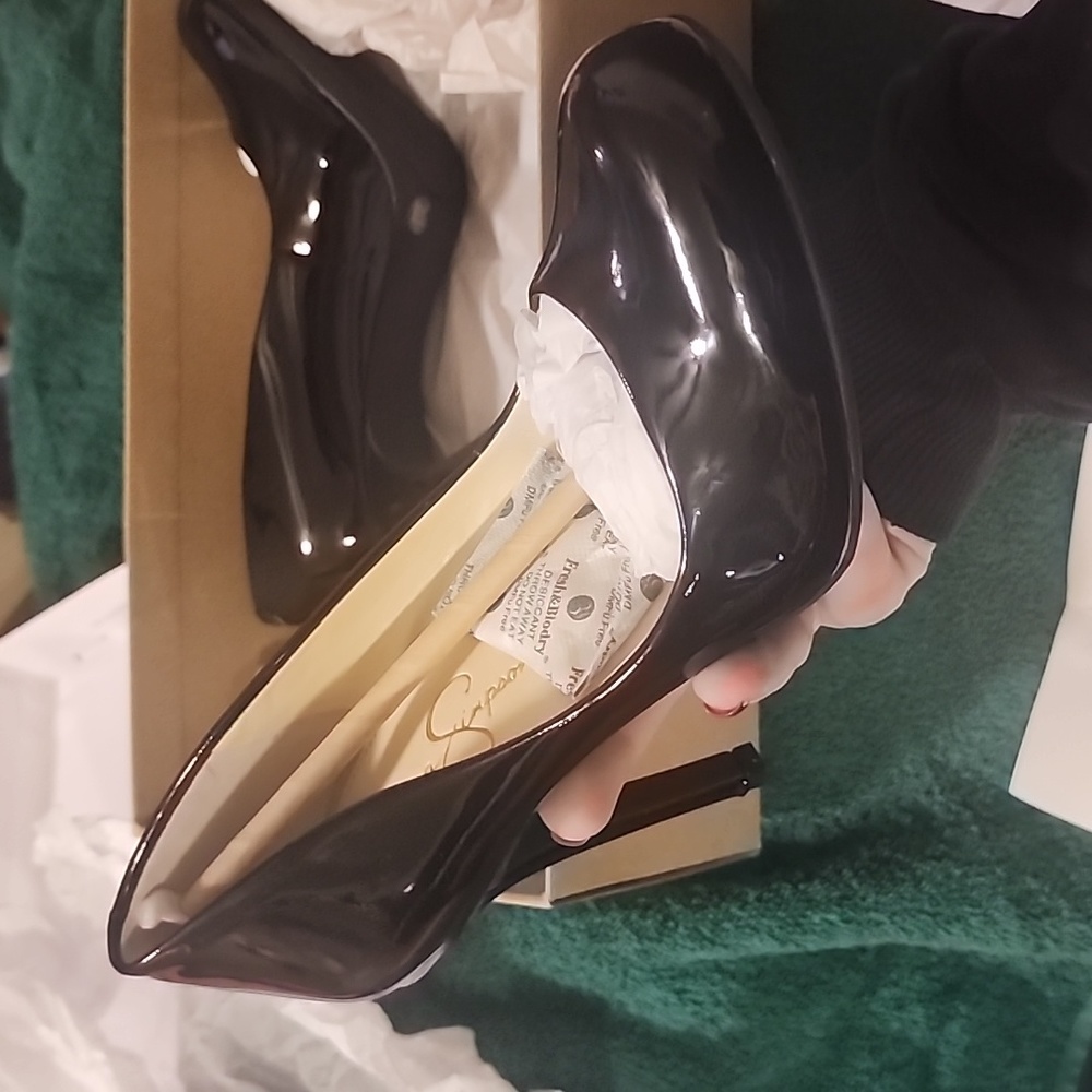 Jessica Simpson black patent pumps